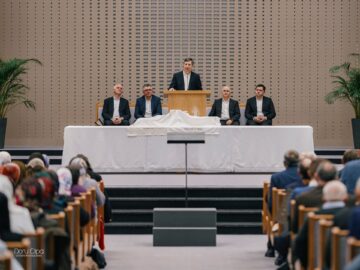 Reuniune istorică a comunității penticostale din Vicovu de Sus, după aproape 50 de ani, în una dintre cele mai mari biserici din Europa