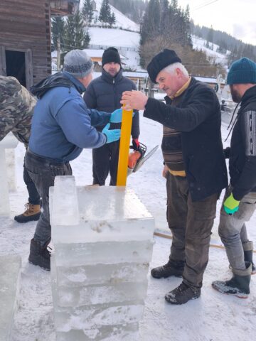 Cruci de gheață, în curtea Bisericii de lemn „Sf. Ierarh Nicolae” Ciumârna