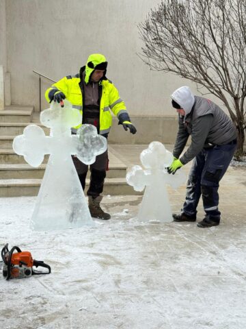 Pompierii voluntari bosânceni au ridicat și în acest an altarele din cruci de gheață pentru Sărbătoarea Botezului Domnului