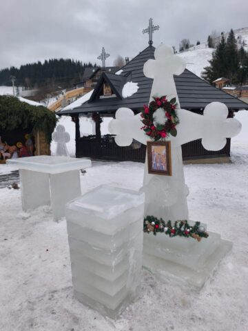 Cruci de gheață, în curtea Bisericii de lemn „Sf. Ierarh Nicolae” Ciumârna