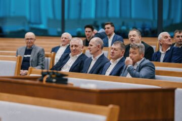 Reuniune istorică a comunității penticostale din Vicovu de Sus, după aproape 50 de ani, în una dintre cele mai mari biserici din Europa