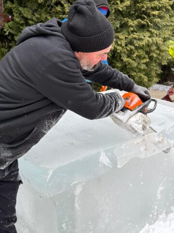 Pompierii voluntari bosânceni au ridicat și în acest an altarele din cruci de gheață pentru Sărbătoarea Botezului Domnului