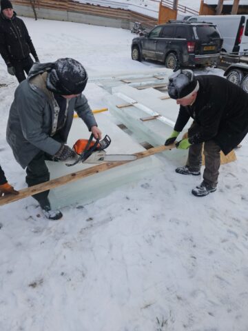 Cruci de gheață, în curtea Bisericii de lemn „Sf. Ierarh Nicolae” Ciumârna