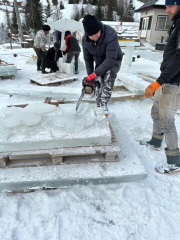 Cruci de gheață, în curtea Bisericii de lemn „Sf. Ierarh Nicolae” Ciumârna