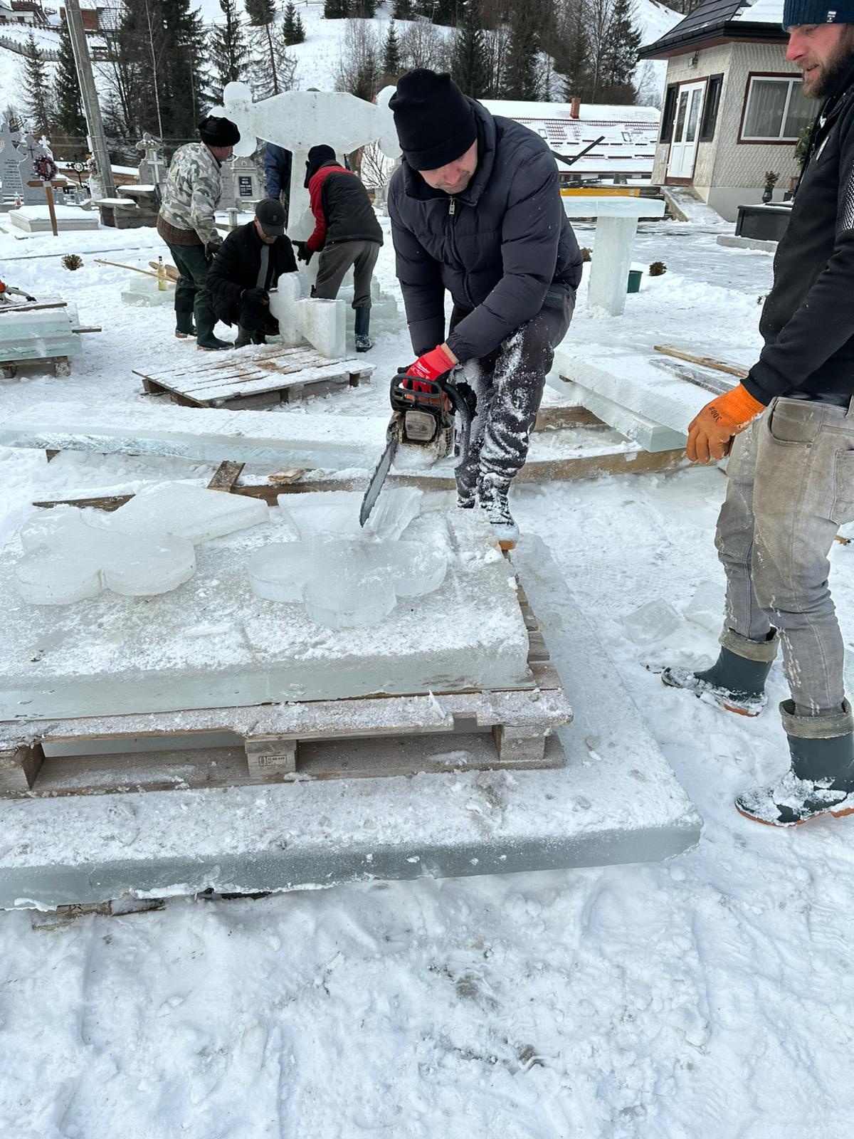 Cruci de gheață, în curtea Bisericii de lemn „Sf. Ierarh Nicolae” Ciumârna