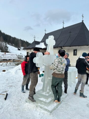 Cruci de gheață, în curtea Bisericii de lemn „Sf. Ierarh Nicolae” Ciumârna