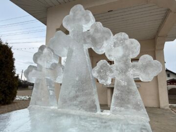 Pompierii voluntari bosânceni au ridicat și în acest an altarele din cruci de gheață pentru Sărbătoarea Botezului Domnului