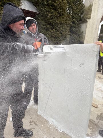 Pompierii voluntari bosânceni au ridicat și în acest an altarele din cruci de gheață pentru Sărbătoarea Botezului Domnului