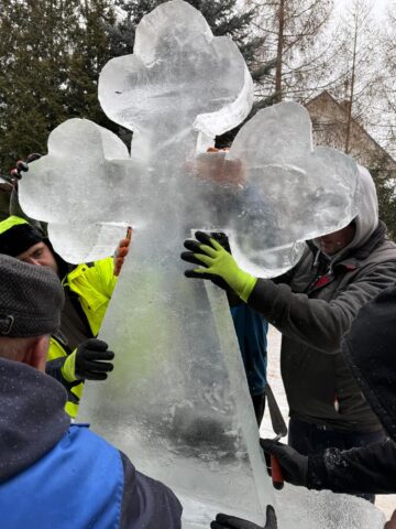 Pompierii voluntari bosânceni au ridicat și în acest an altarele din cruci de gheață pentru Sărbătoarea Botezului Domnului