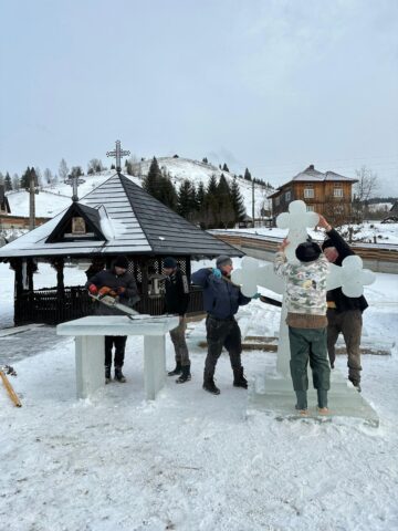 Cruci de gheață, în curtea Bisericii de lemn „Sf. Ierarh Nicolae” Ciumârna