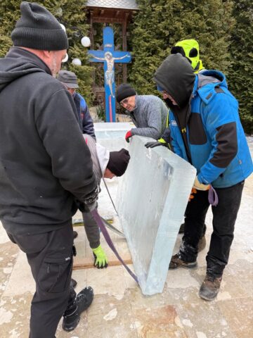 Pompierii voluntari bosânceni au ridicat și în acest an altarele din cruci de gheață pentru Sărbătoarea Botezului Domnului