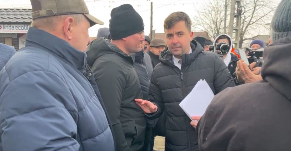 Protest la Salcea, față de mărirea impozitelor, a taxei de salubrizare și a taxei de câine