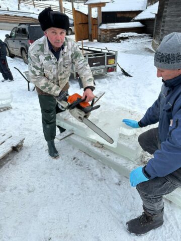 Cruci de gheață, în curtea Bisericii de lemn „Sf. Ierarh Nicolae” Ciumârna