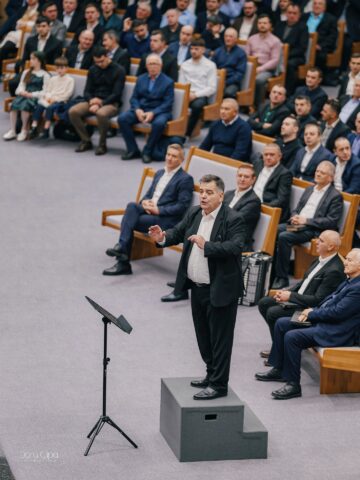 Reuniune istorică a comunității penticostale din Vicovu de Sus, după aproape 50 de ani, în una dintre cele mai mari biserici din Europa