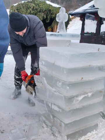 Cruci de gheață, în curtea Bisericii de lemn „Sf. Ierarh Nicolae” Ciumârna