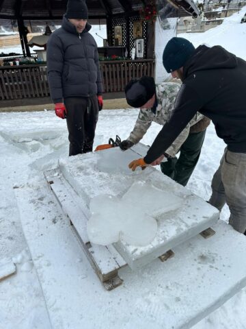 Cruci de gheață, în curtea Bisericii de lemn „Sf. Ierarh Nicolae” Ciumârna