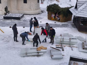 Cruci de gheață, în curtea Bisericii de lemn „Sf. Ierarh Nicolae” Ciumârna