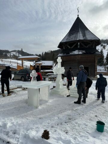 Cruci de gheață, în curtea Bisericii de lemn „Sf. Ierarh Nicolae” Ciumârna