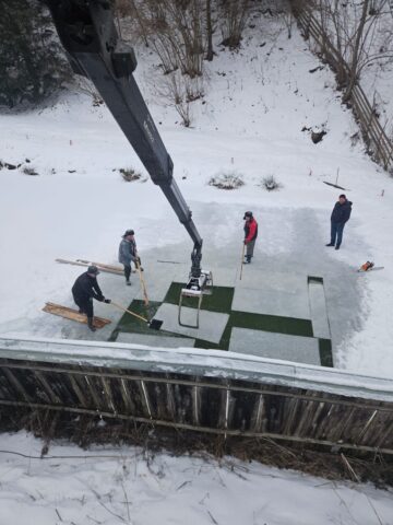 Cruci de gheață, în curtea Bisericii de lemn „Sf. Ierarh Nicolae” Ciumârna