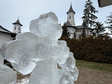 Pompierii voluntari bosânceni au ridicat și în acest an altarele din cruci de gheață pentru Sărbătoarea Botezului Domnului