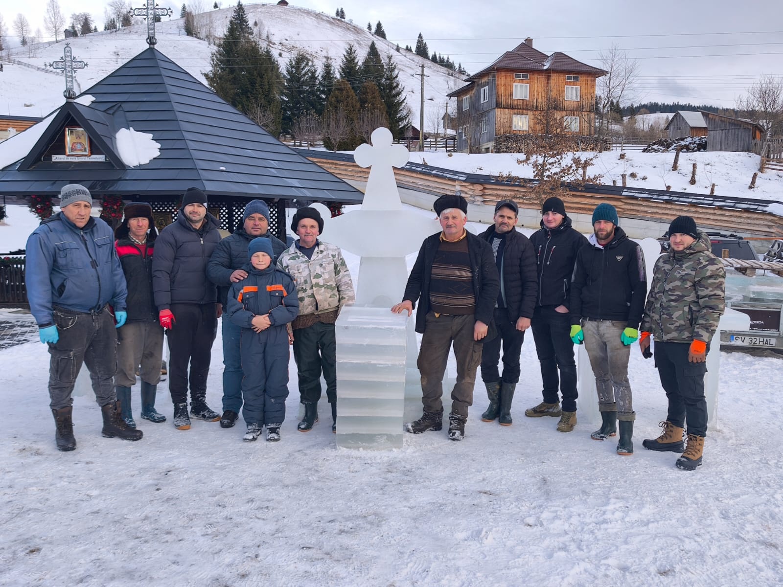 Cruci de gheață, în curtea Bisericii de lemn „Sf. Ierarh Nicolae” Ciumârna