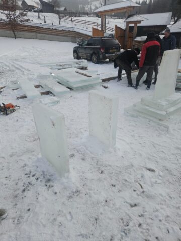 Cruci de gheață, în curtea Bisericii de lemn „Sf. Ierarh Nicolae” Ciumârna