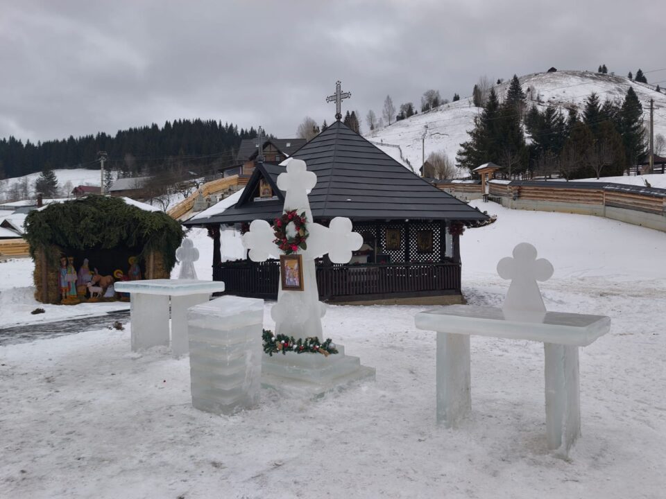 Cruci de gheață, în curtea Bisericii de lemn „Sf. Ierarh Nicolae” Ciumârna Cruci de gheață, în curtea Bisericii de lemn „Sf. Ierarh Nicolae” Ciumârna