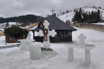 Cruci de gheață, în curtea Bisericii de lemn „Sf. Ierarh Nicolae” Ciumârna