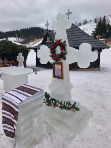 Cruci de gheață, în curtea Bisericii de lemn „Sf. Ierarh Nicolae” Ciumârna
