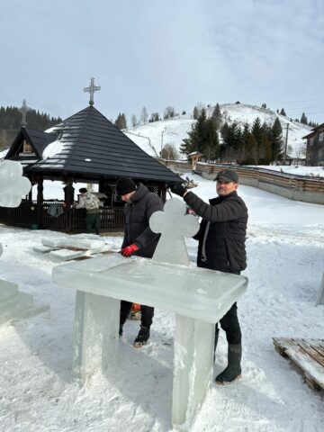 Cruci de gheață, în curtea Bisericii de lemn „Sf. Ierarh Nicolae” Ciumârna