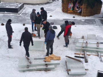 Cruci de gheață, în curtea Bisericii de lemn „Sf. Ierarh Nicolae” Ciumârna