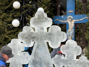 Pompierii voluntari bosânceni au ridicat și în acest an altarele din cruci de gheață pentru Sărbătoarea Botezului Domnului