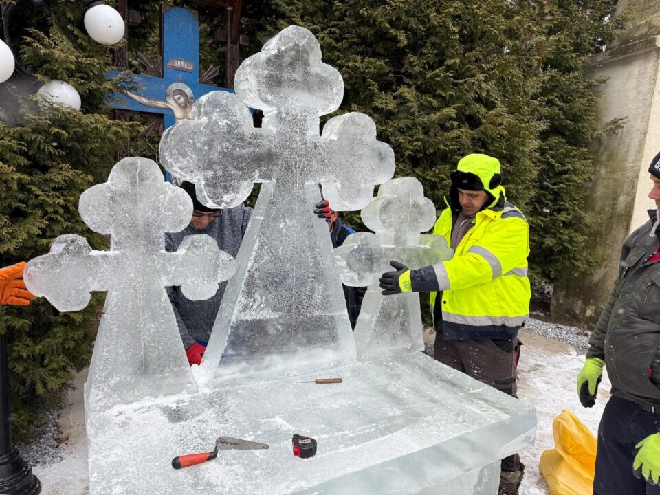 Pompierii voluntari bosânceni au ridicat și în acest an altarele din cruci de gheață pentru Sărbătoarea Botezului Domnului Pompierii voluntari bosânceni au ridicat și în acest an altarele din cruci de gheață pentru Sărbătoarea Botezului Domnului