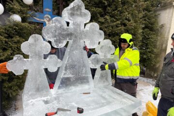 Pompierii voluntari bosânceni au ridicat și în acest an altarele din cruci de gheață pentru Sărbătoarea Botezului Domnului