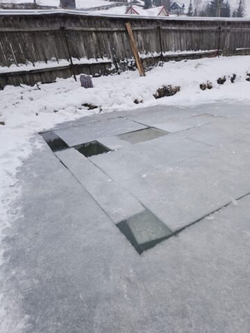 Cruci de gheață, în curtea Bisericii de lemn „Sf. Ierarh Nicolae” Ciumârna