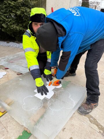 Pompierii voluntari bosânceni au ridicat și în acest an altarele din cruci de gheață pentru Sărbătoarea Botezului Domnului