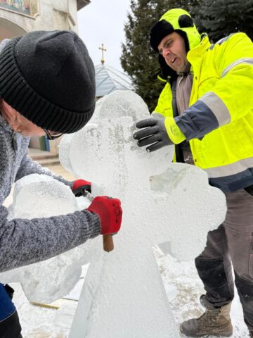 Pompierii voluntari bosânceni au ridicat și în acest an altarele din cruci de gheață pentru Sărbătoarea Botezului Domnului