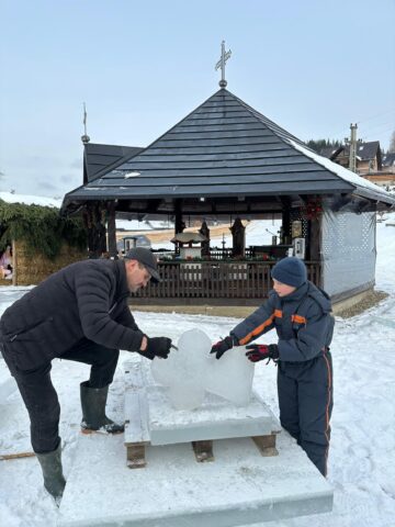 Cruci de gheață, în curtea Bisericii de lemn „Sf. Ierarh Nicolae” Ciumârna