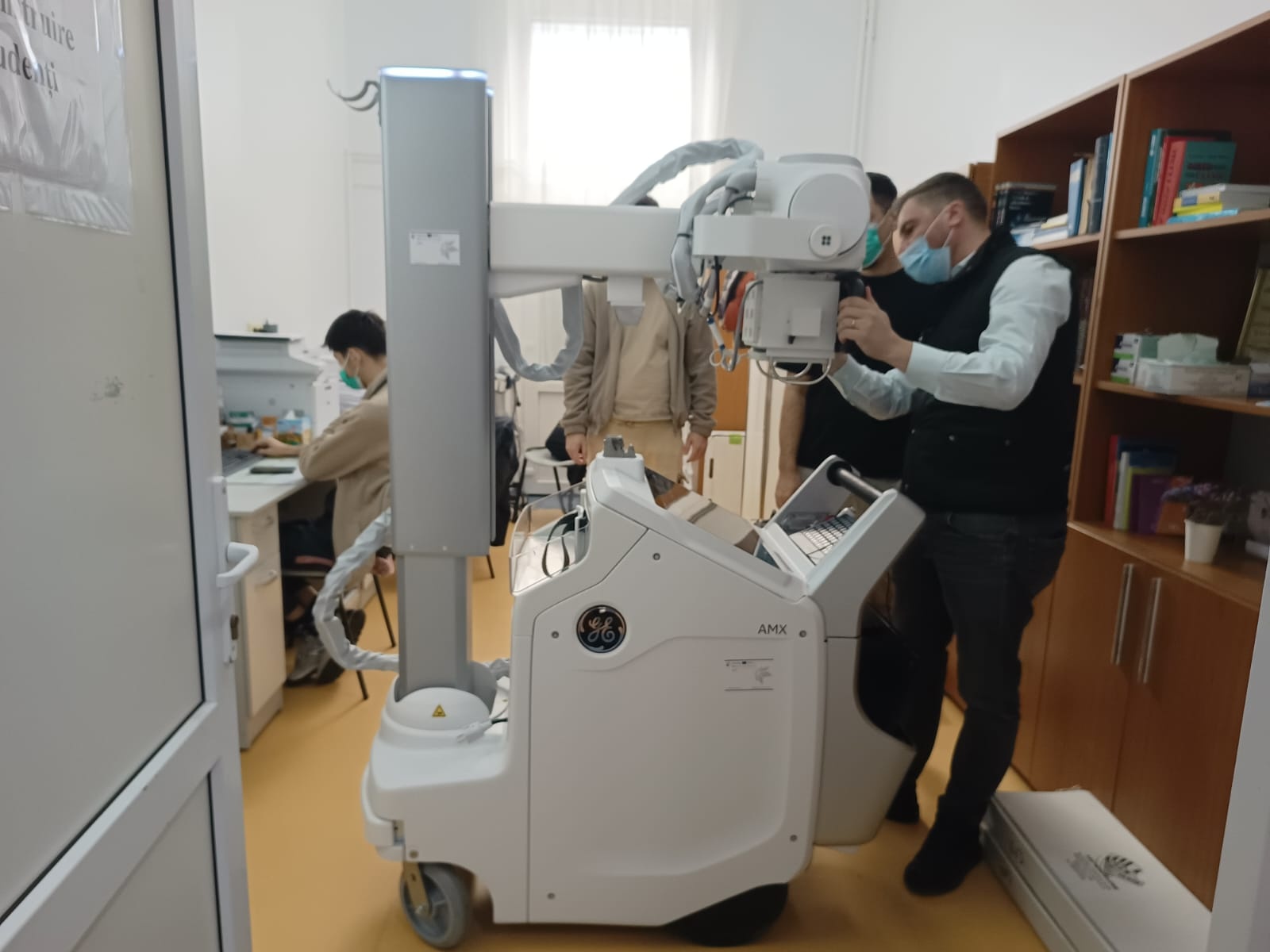 Pacienții spitalului din Suceava nu vor mai fi plimbați între clădiri pentru o radiografie. Consiliul Județean a achiziționat un aparat de radiologie mobil