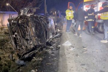 Un șofer băut a scăpat ușor după ce a rulat necontrolat aproape 100 de metri și a lovit mai multe obstacole Un șofer băut a scăpat ușor după ce a rulat necontrolat aproape 100 de metri și a lovit mai multe obstacole