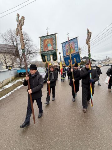 Slujbe de sfințire a apei de Bobotează la Bosanci, în jurul altarelor de gheață ridicate de pompierii voluntari