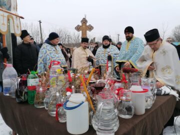 Aproape 2.000 de oameni au luat parte la procesiunea și la slujba de sfințire a apelor la Siret
