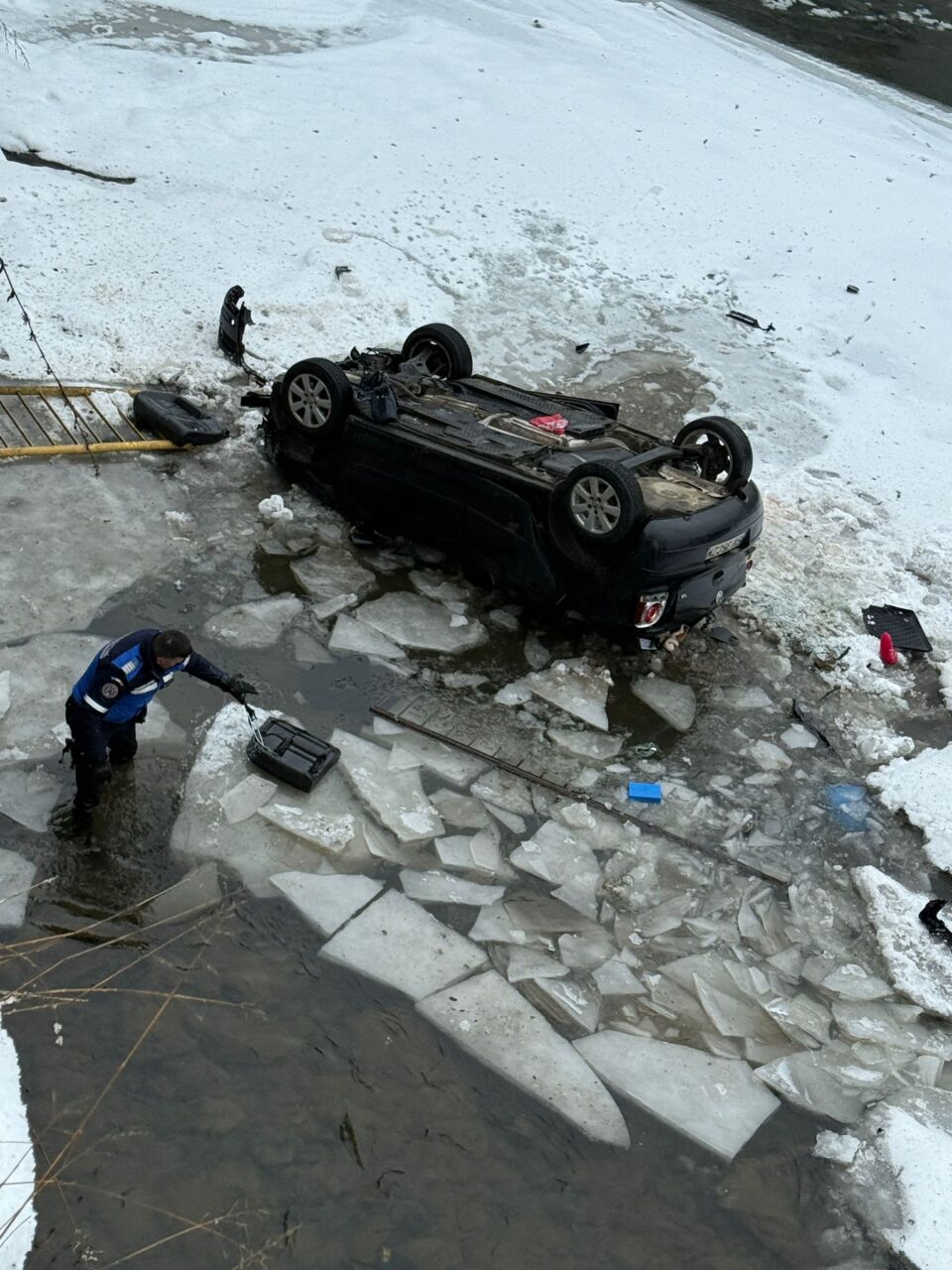 O femeie cu patru copii în mașină s-a răsturnat în râul Bistrița