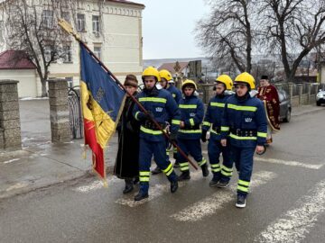 Slujbe de sfințire a apei de Bobotează la Bosanci, în jurul altarelor de gheață ridicate de pompierii voluntari