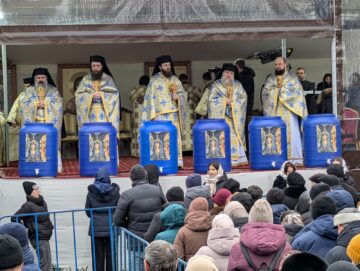 Mulțime de credincioși la Slujba sfințirii celei mari a apei, la Mănăstirea „Sfântul Ioan cel Nou”