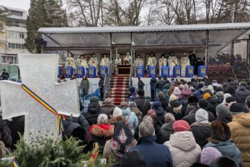 Mulțime de credincioși la Slujba sfințirii celei mari a apei, la Mănăstirea „Sfântul Ioan cel Nou”