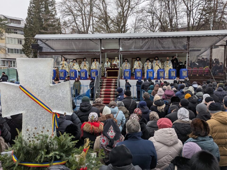 Mulțime de credincioși la Slujba sfințirii celei mari a apei, la Mănăstirea „Sfântul Ioan cel Nou”
