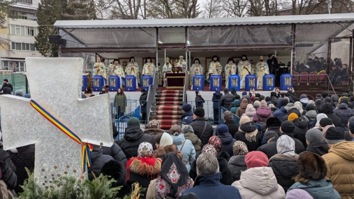Mulțime de credincioși la Slujba sfințirii celei mari a apei, la Mănăstirea „Sfântul Ioan cel Nou” Mulțime de credincioși la Slujba sfințirii celei mari a apei, la Mănăstirea „Sfântul Ioan cel Nou”