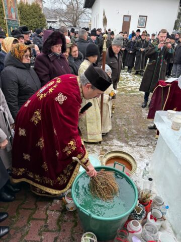 Slujbe de sfințire a apei de Bobotează la Bosanci, în jurul altarelor de gheață ridicate de pompierii voluntari