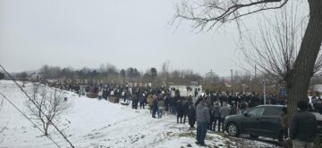 Aproape 2.000 de oameni au luat parte la procesiunea și la slujba de sfințire a apelor la Siret